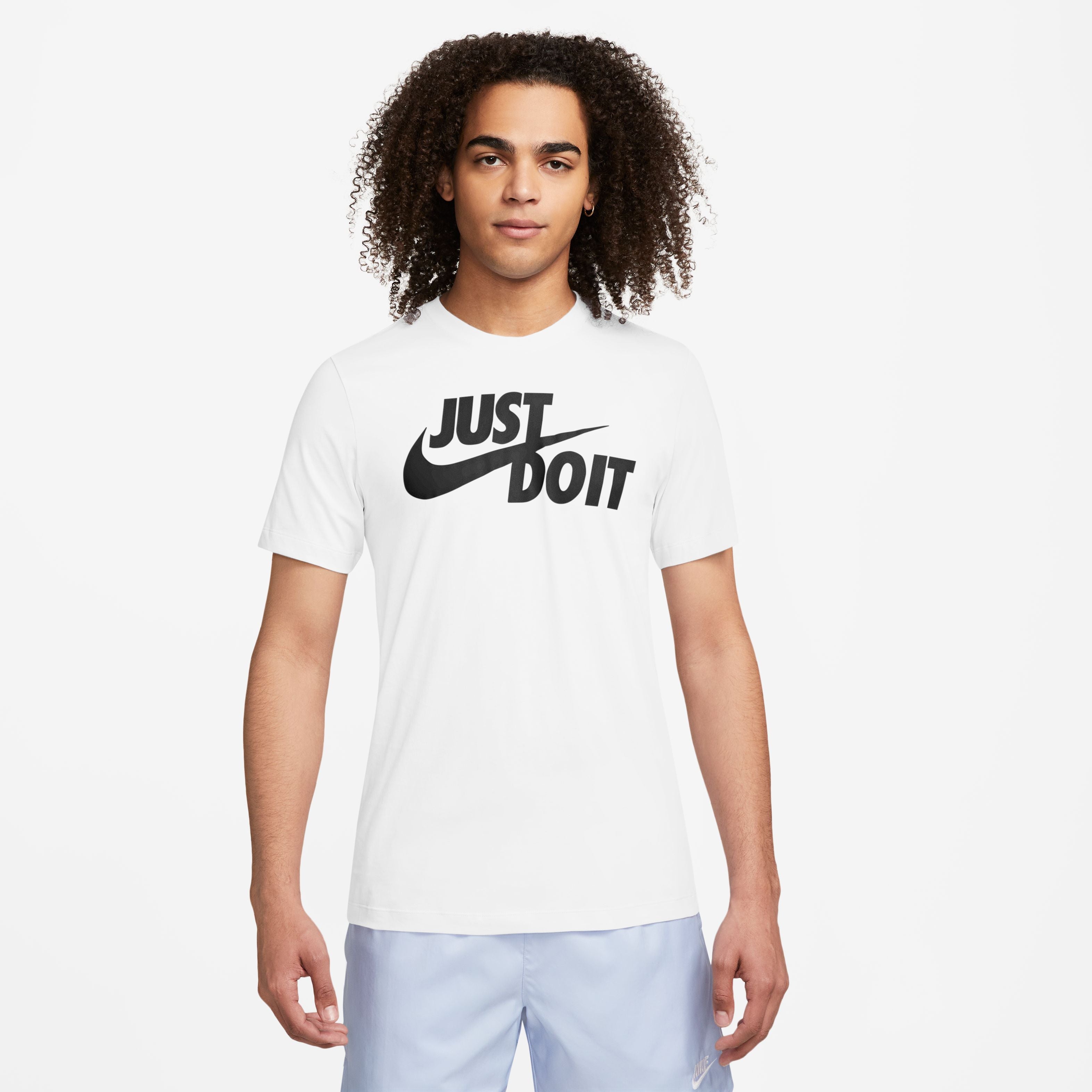 تيشيرت Nike Sportswear M Nsw للرجال، مطبوع عليه Just Do It Swoosh، باللون الأبيض