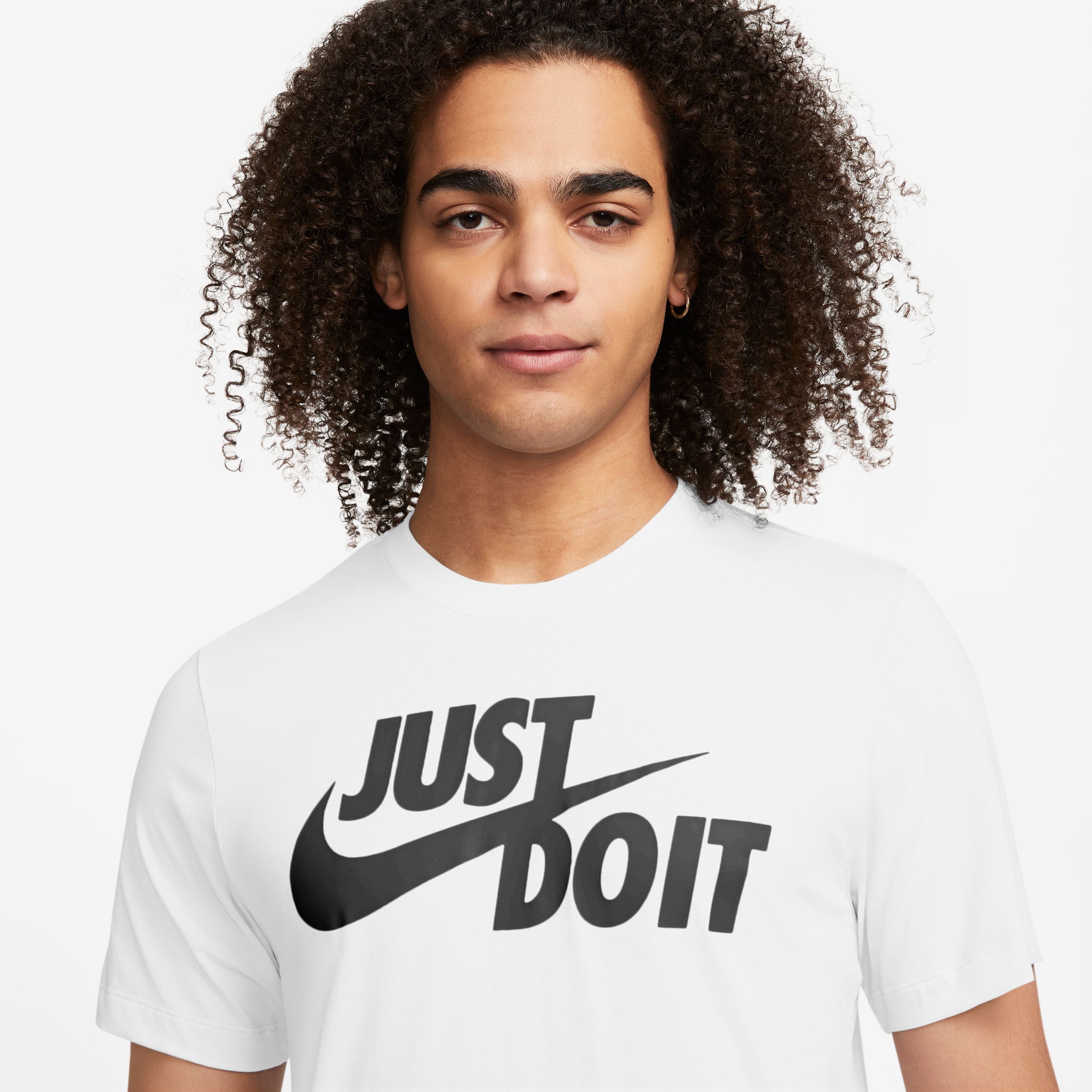 تيشيرت Nike Sportswear M Nsw للرجال، مطبوع عليه Just Do It Swoosh، باللون الأبيض