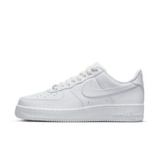 حذاء رياضي Nike Sportswear Air Force 1 '07 Le للبالغين من الرجال باللون الأبيض